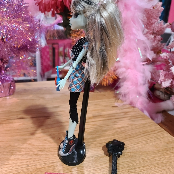 2011 MONSTER HIGH FRANKIE STEIN DAY AT THE MAUL KILLER STYLE FRANKIE DOLL!